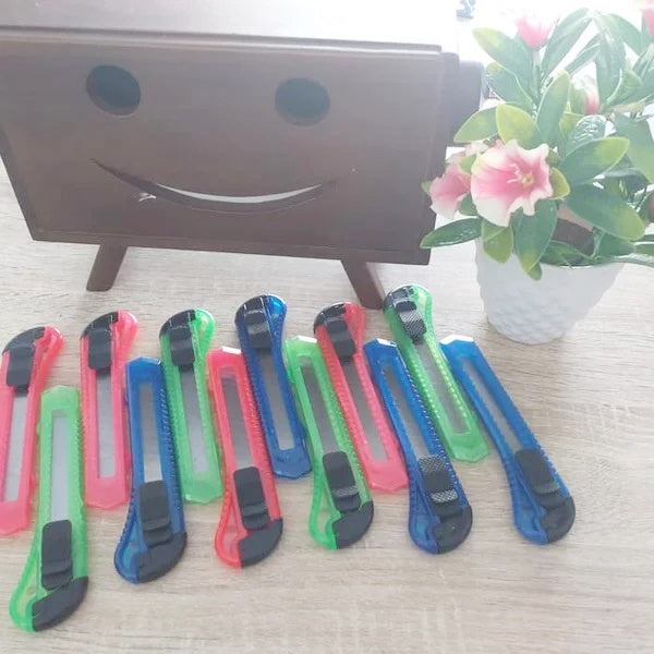 Pisau Cutter Ukuran Besar 18mm / Transparan Warna Warni Cuter Super Tajam Sliding Knife Cutting Tool Alat Potong Kertas Kardus Kater Plastik Perlengkapan ATK Sekolah