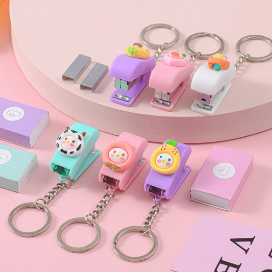 Stapler Mini Karakter - Gantungan Kunci - Hiasan Gantung Tas Steples Cekrekan Penjilid Buku Bungkus Makanan / Staples Keychain Mini Character Alat Perlengkapan Alat Tulis Sekolah Kantor Motif Unik Lucu Untuk Souvenir Pernikahan