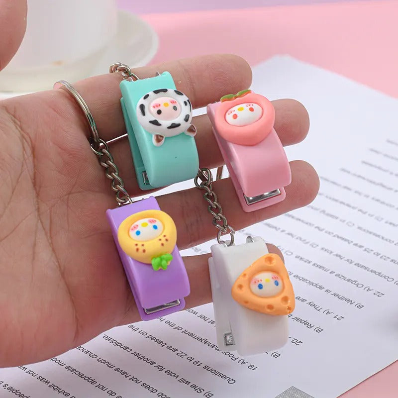 Stapler Mini Karakter - Gantungan Kunci - Hiasan Gantung Tas Steples Cekrekan Penjilid Buku Bungkus Makanan / Staples Keychain Mini Character Alat Perlengkapan Alat Tulis Sekolah Kantor Motif Unik Lucu Untuk Souvenir Pernikahan