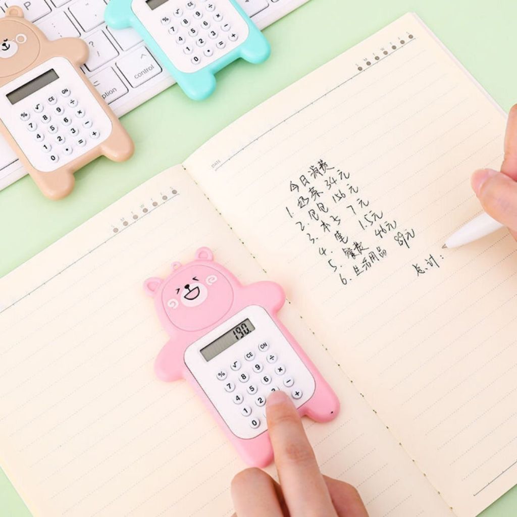 Calculator Mini Portable Motif Bear / Kalkulator 8 Digit Alat Hitung Pejumlahan Pengurangan Perkalian Pembagian Bentuk Gambar Beruang Lucu Tombol Karet Perlengkapan ATK Anak TK SD SMP Sekolah Kantor Kado Hadiah Ulang Tahun Souvenir Tambah Kurang Kali Bagi