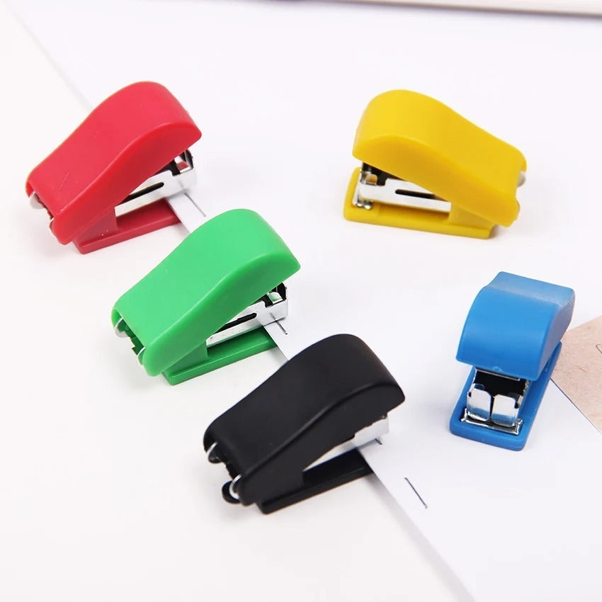 Stapler Mini Free Refill - Steples Cekrekan Penjilid Buku Kertas Bungkus Makanan Dengan Isi Serbaguna / Staples Keychain Hiasan Gantungan Kunci Tas Warna-warni / Perlengkapan Alat Tulis Sekolah Kantor Unik Lucu Untuk Souvenir Pernikahan Multifungsi