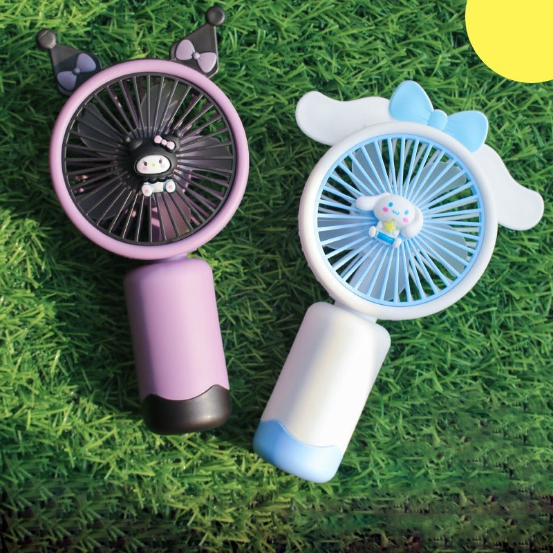 Kipas Angin Genggam Tangan Motif Sanrio + Stand Penyangga HP / Handy Mini Fan Portable Rechargeable Elektrik / Kipas Pendingin Karakter Lucu Travel Size Untuk Kantor Sekolah Travelling Outdoor Konser Piknik Pantai Jogging Jalan Luar Ruangan Serbaguna