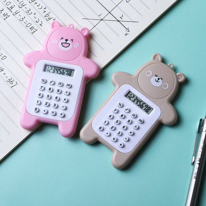 Calculator Mini Portable Motif Bear / Kalkulator 8 Digit Alat Hitung Pejumlahan Pengurangan Perkalian Pembagian Bentuk Gambar Beruang Lucu Tombol Karet Perlengkapan ATK Anak TK SD SMP Sekolah Kantor Kado Hadiah Ulang Tahun Souvenir Tambah Kurang Kali Bagi