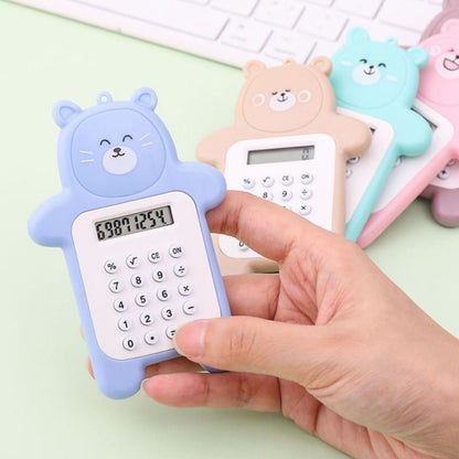 Calculator Mini Portable Motif Bear / Kalkulator 8 Digit Alat Hitung Pejumlahan Pengurangan Perkalian Pembagian Bentuk Gambar Beruang Lucu Tombol Karet Perlengkapan ATK Anak TK SD SMP Sekolah Kantor Kado Hadiah Ulang Tahun Souvenir Tambah Kurang Kali Bagi