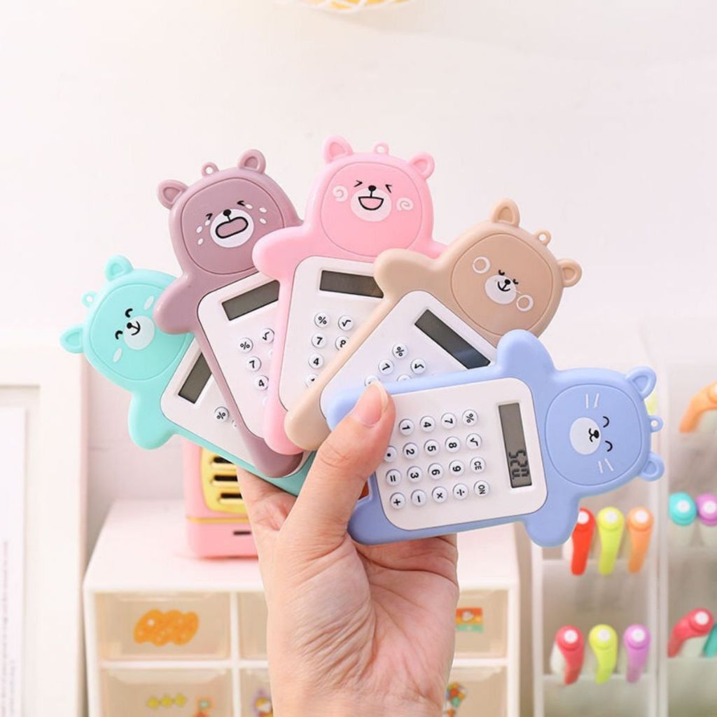 Calculator Mini Portable Motif Bear / Kalkulator 8 Digit Alat Hitung Pejumlahan Pengurangan Perkalian Pembagian Bentuk Gambar Beruang Lucu Tombol Karet Perlengkapan ATK Anak TK SD SMP Sekolah Kantor Kado Hadiah Ulang Tahun Souvenir Tambah Kurang Kali Bagi