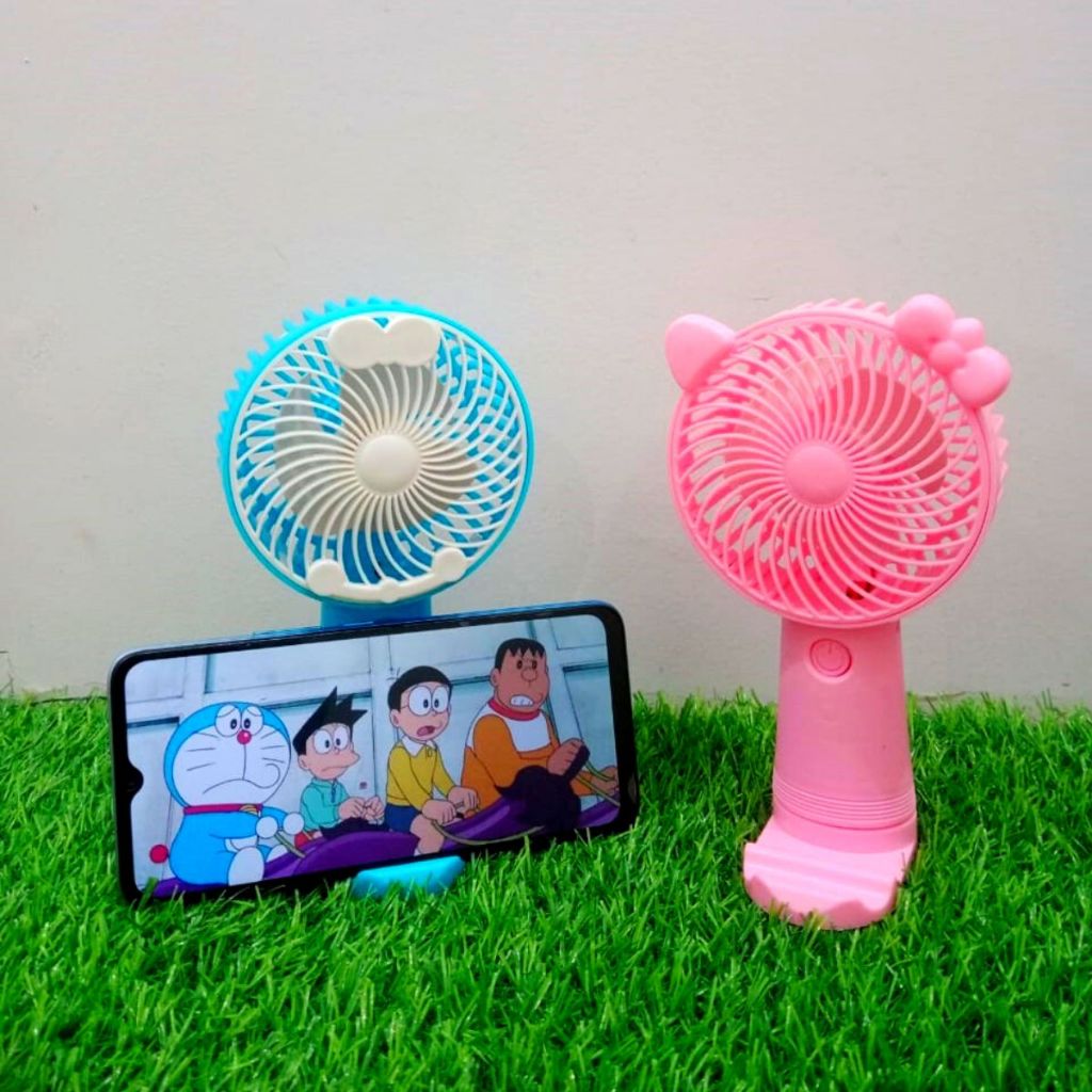 Kipas Angin Portable 2in1 + Stand Holder Penyangga HP / Handy Fan SX-107 Mini USB Colling Fan Genggam Tangan Karakter Lucu FREE Sticker / Kipas Pendingin Rechargeable Elektrik Untuk Traveling Outdoor Konser Piknik Travel Running Jalan Taman Multifungsi